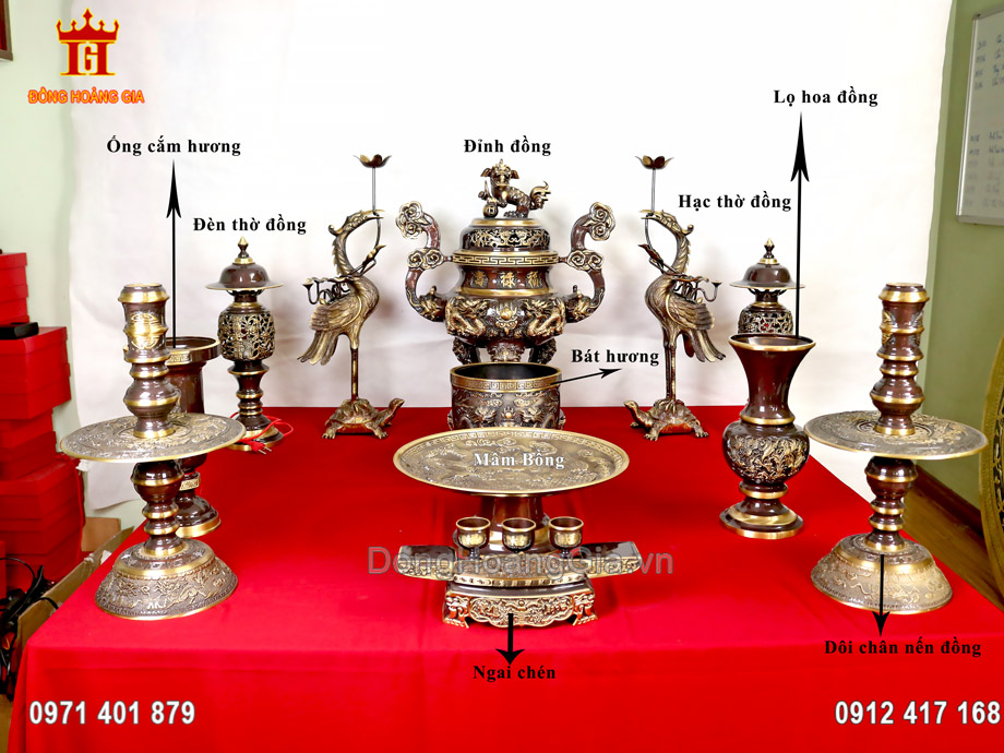 Một bộ đồ thờ cúng bằng đồng gồm nhiều món đồ thờ cúng khác nhau